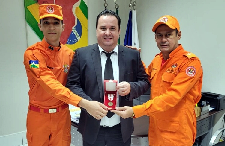 Dr. Luís do Hospital, presidente da Câmara Municipal de Jaru (RO), é condecorado pelo Corpo de Bombeiros