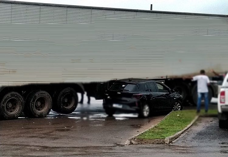 Carreta prensa automóvel na BR-364 com Rio de Janeiro, no setor 03, em Jaru, RO