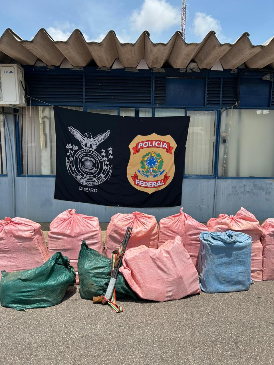 PF, em ação conjunta, apreende aeronave com cerca de meia tonelada de droga em área de mata fechada em Machadinho d’Oeste/RO