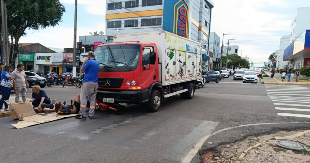 Caminhão de fábrica de sorvetes atinge motociclista no centro de Cacoal