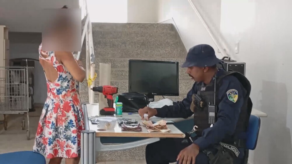 Mulher é presa com dinheiro e materiais para embalar entorpecentes em Ariquemes