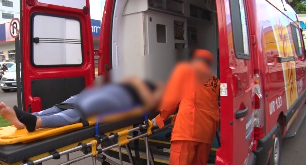 Colisão entre caminhão e motoneta deixa casal ferido no Centro de Cacoal