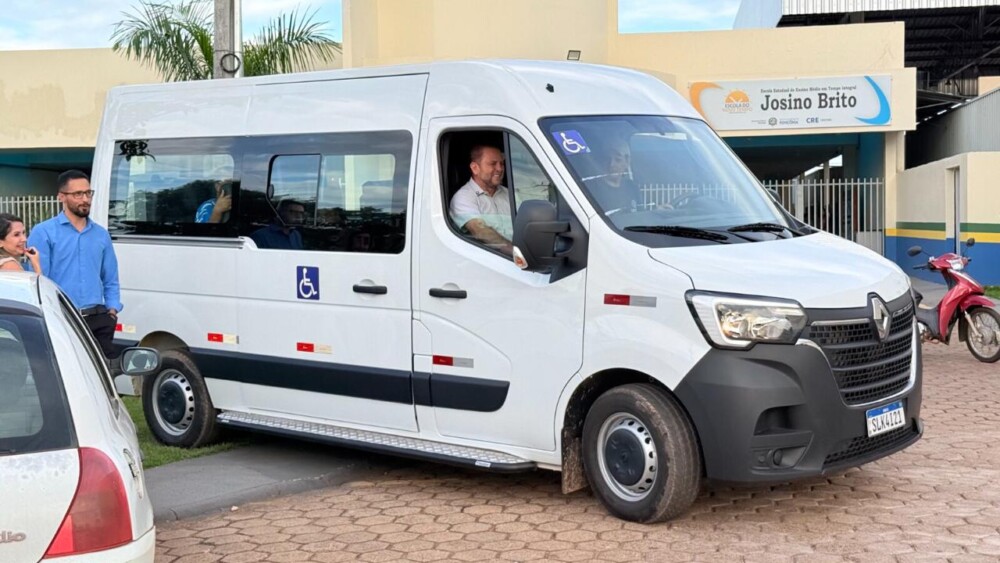 Educação recebe veículo adaptado para cadeirantes