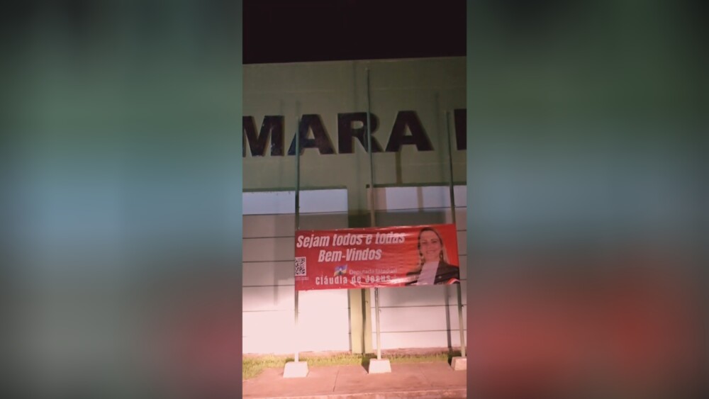 Assessores de deputada penduram banner em mastros oficiais da Câmara de Cacoal