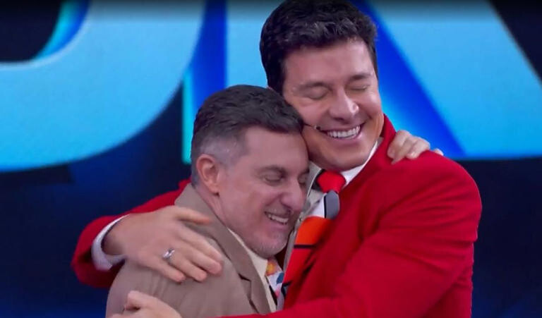 Rodrigo Faro domina palco do 'Domingão' com hit do grupo Dominó e web dispara: 'Muita coragem do Luciano Huck...'