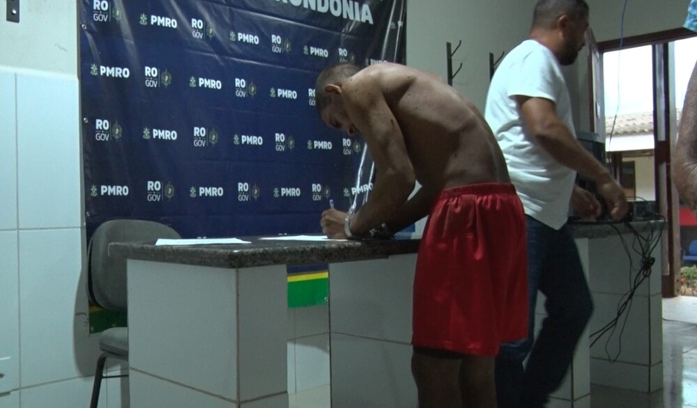 Furto de fios: homem é flagrado transportando rolo de cobre em bicicleta no bairro Alphaville