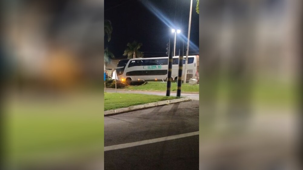 Susto na BR-364: Ônibus de passageiros desgovernado atinge Guard Rail