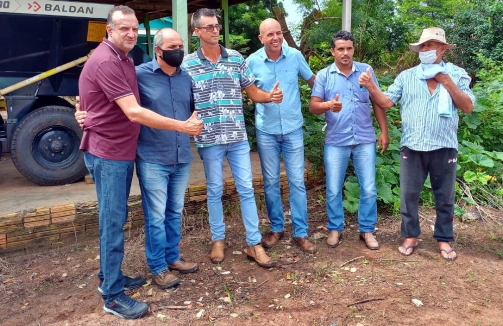 Prefeito Vanderlei Tecchio de Alvorada d’Oeste, recebe implementos agrícolas do dep. Ismael Crispin