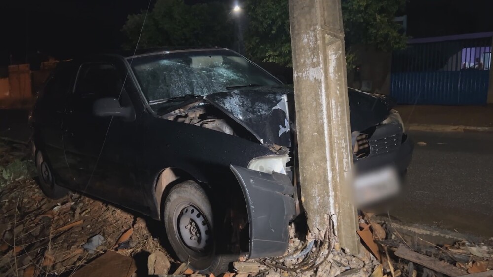 Carro destruído após bater em poste de energia