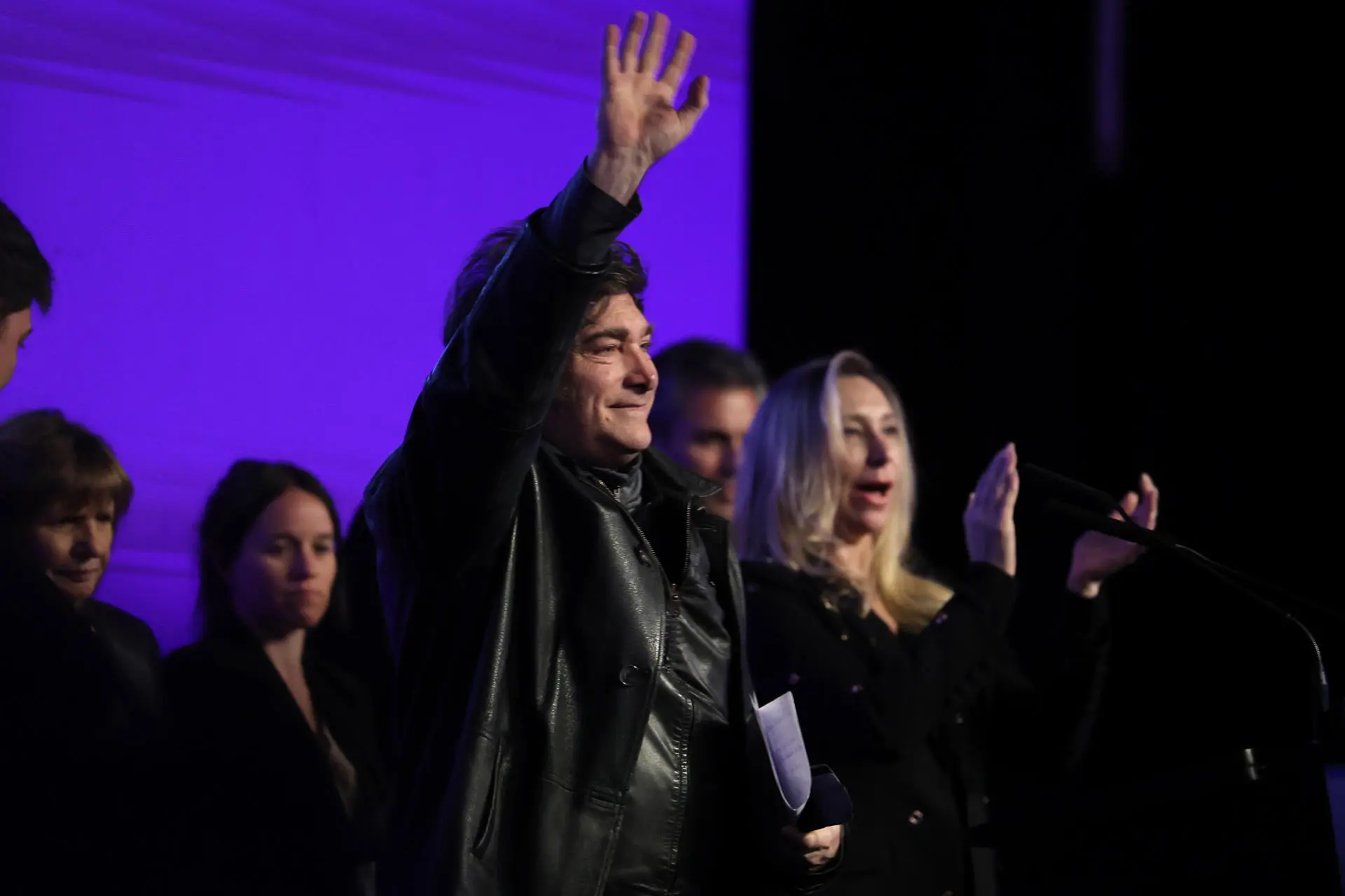 Com apoio de Trump, Milei ganha voto de confiança popular e atordoa esquerda argentina