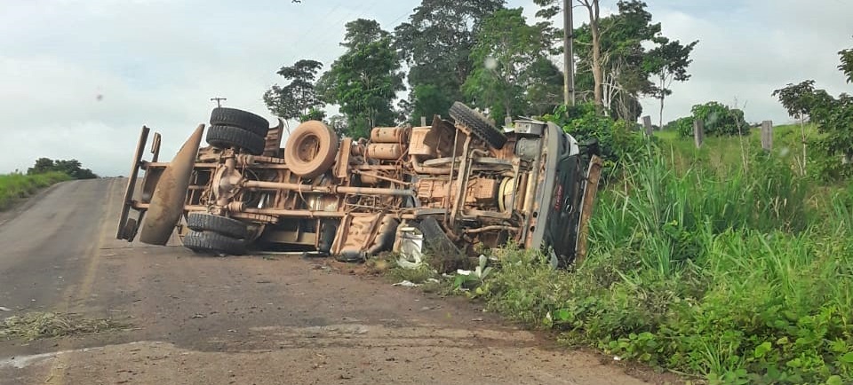 Jovem de 18 anos dorme na direção e tomba caminhão-tanque de leite, na RO-133, em Theobroma, RO