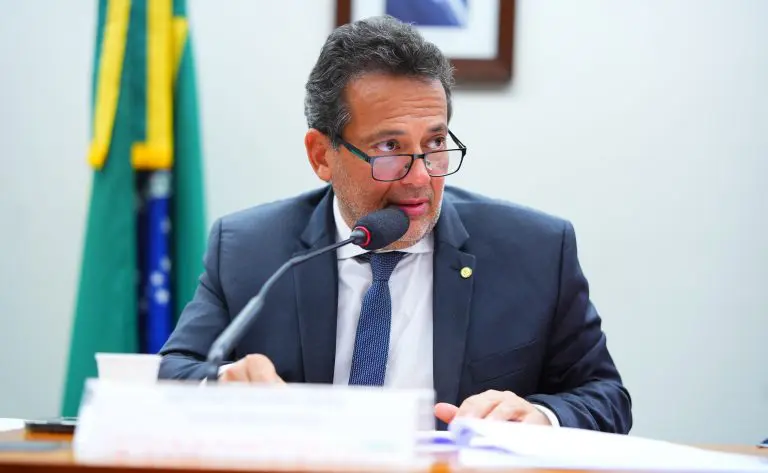 Deputados passam em comissão lei para plano de saúde do ex