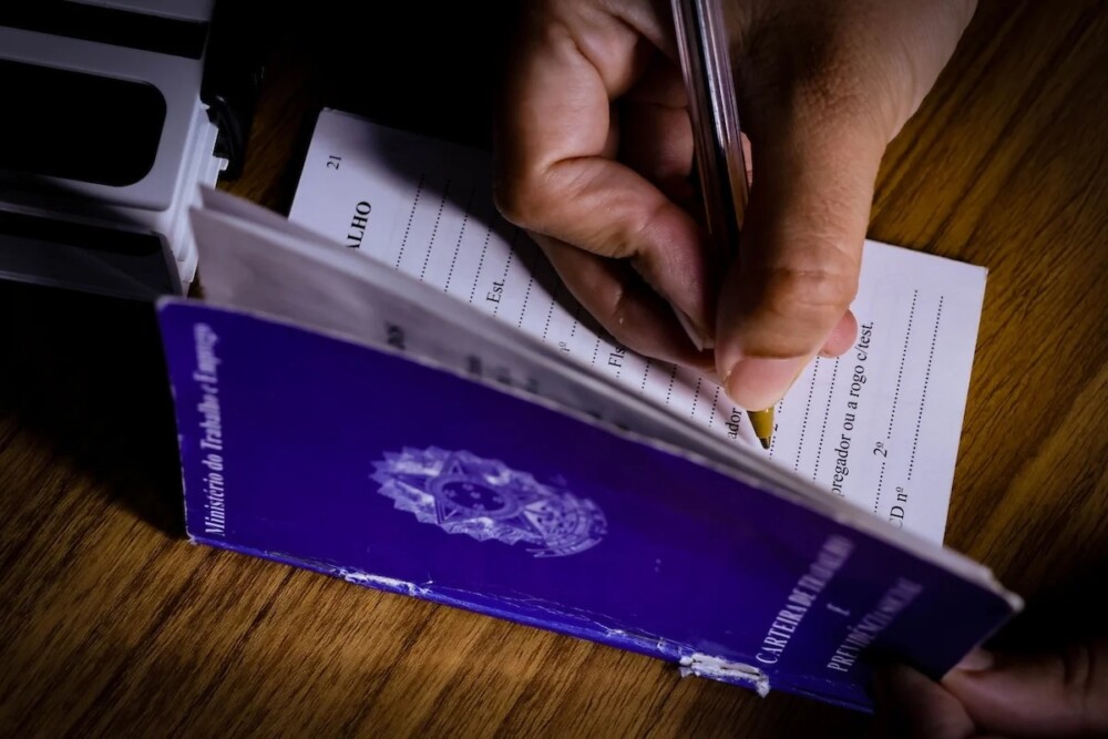 No trimestre, desemprego se mantém em 5,6% e repete mínima histórica