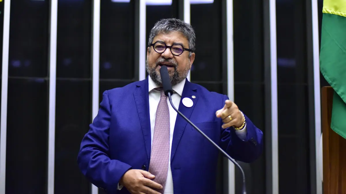 “Ninguém enfrenta fuzil com beijinhos”, diz vice-presidente do PT contrariando partido