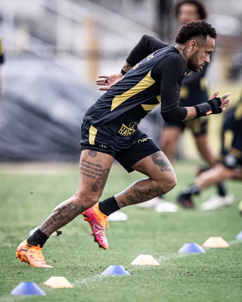 Neymar contraria até estafe pessoal para antecipar retorno e defender Santos contra Fortaleza