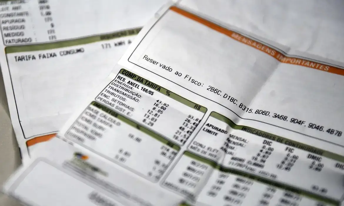 Aneel mantém cobrança extra nas contas de luz para novembro