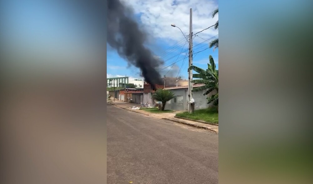 Casa pega fogo no Jardim Clodoaldo, neste domingo, em Cacoal
