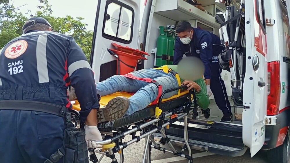 Acidente deixa duas pessoas feridas em queda de moto na BR-364, próximo a Ariquemes