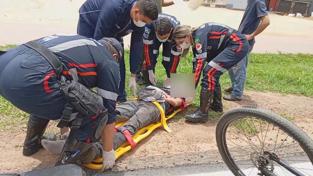 Ciclista é atingido por carreta e sobrevive por milagre em Ariquemes