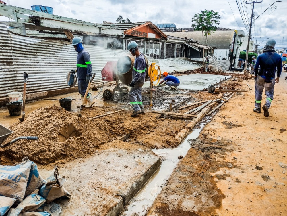 Construção das novas calçadas em Jaru avança em ritmo acelerado, diz Deputado Lucio Mosquini