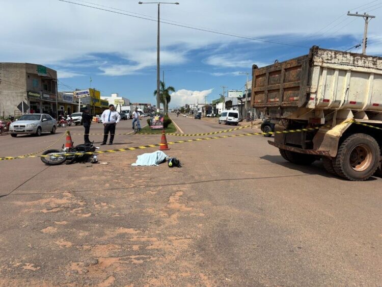 Acidente entre motocicleta e caminhão deixa uma vítima fatal no centro de Alvorada do Oeste
