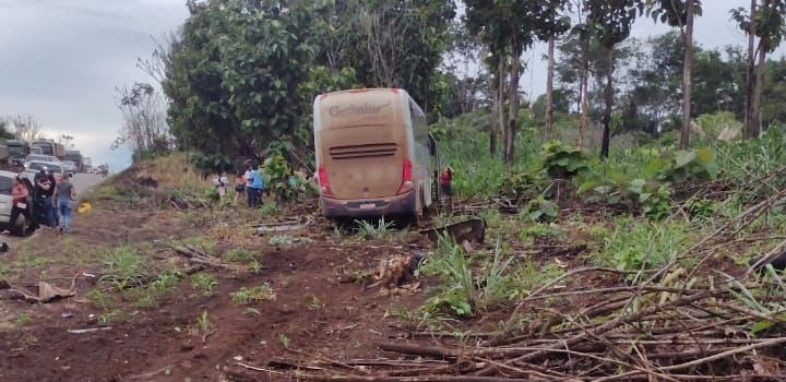 Motorista de caminhão fica preso em ferragens, após acidente com ônibus na BR-364, entre Jaru e Ouro Preto, RO