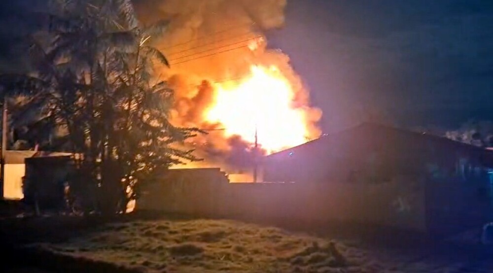 Incêndio de grandes proporções destrói residência em Pimenta Bueno