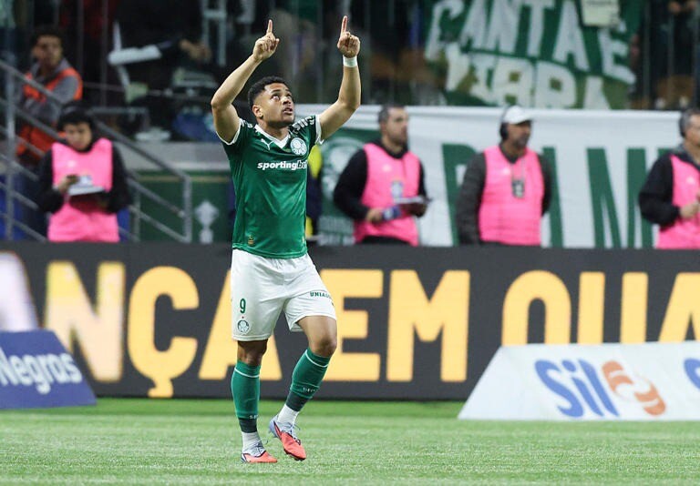 Vitor Roque castiga, Palmeiras complica Santos e dispara na liderança