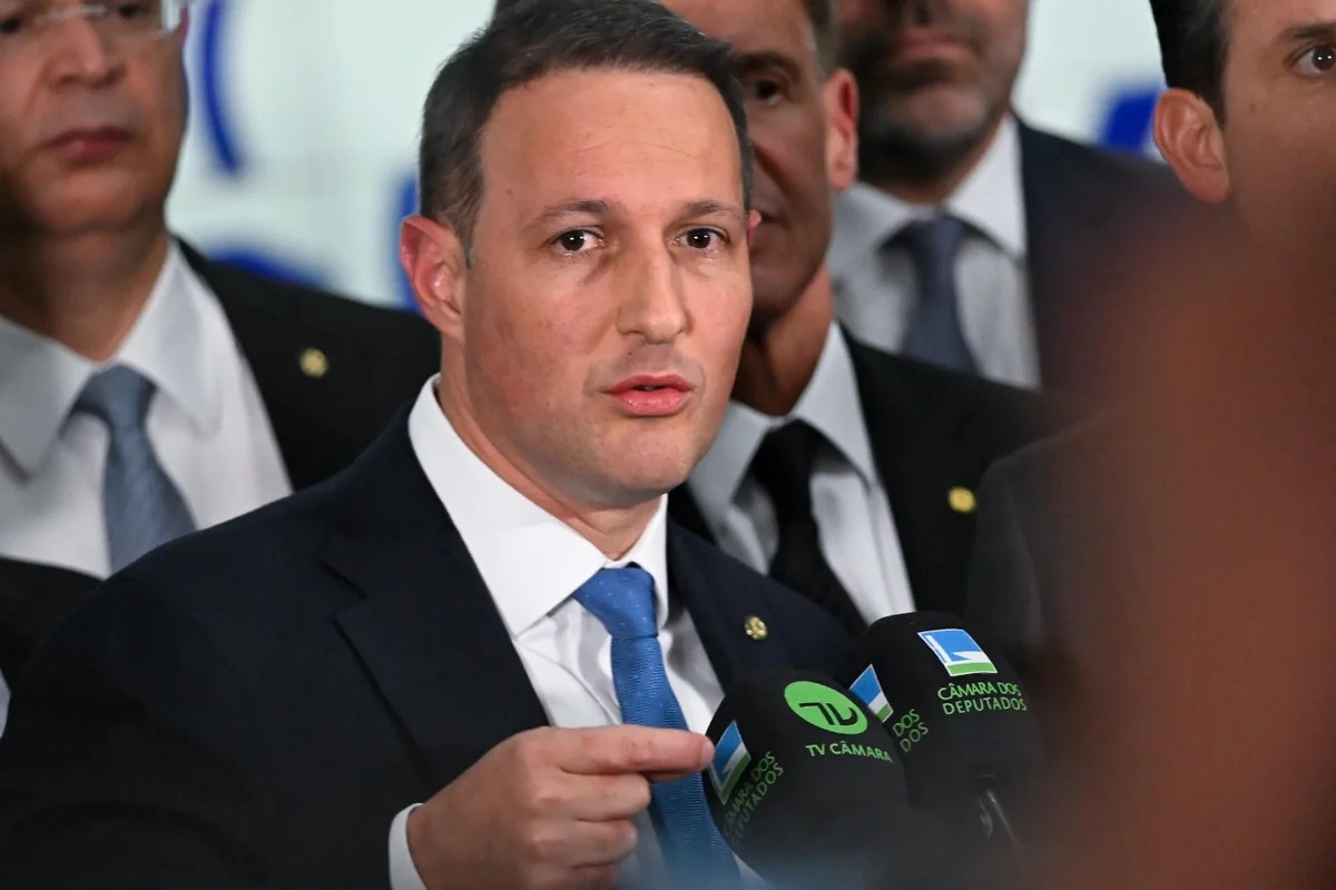 Derrite desiste de mudar Lei Antiterrorismo e PL Antifacção avança