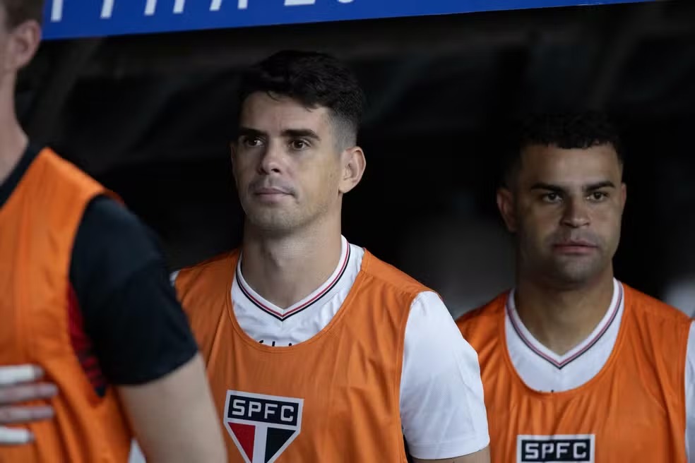 Oscar avalia se aposentar; meia do São Paulo faz exames na UTI após desmaio por alteração cardíaca