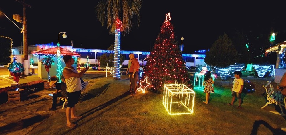 Confira as luzes de Natal na Praça da Câmara Municipal de Espigão do Oeste, RO