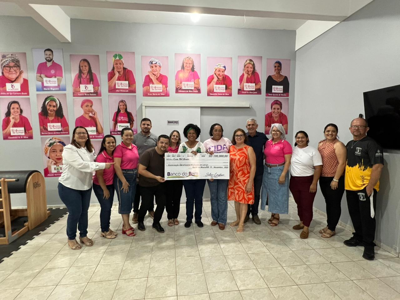 Sílvia Cristina entrega R$ 100 mil para a Associação Mulheres de Lenço, em Rolim de Moura