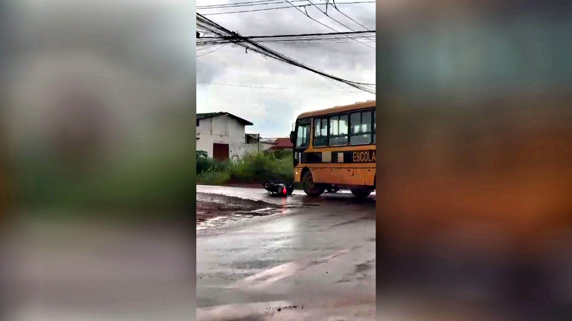 Ônibus escolar da rede pública se envolve em colisão com motoneta na região central de Cacoal