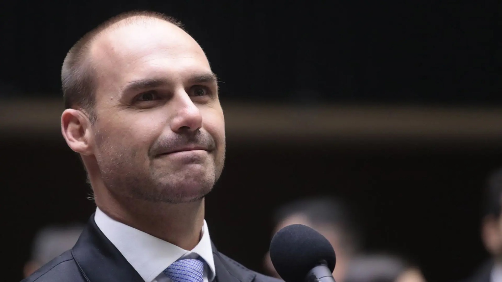 Eduardo Bolsonaro viaja ao Bahrein para visitar sheik um dia após o STF torná-lo réu