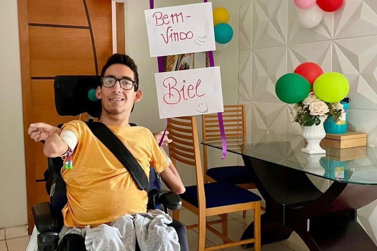 Jovem espera por cirurgia com técnica de 1928 que pode salvar sua vida