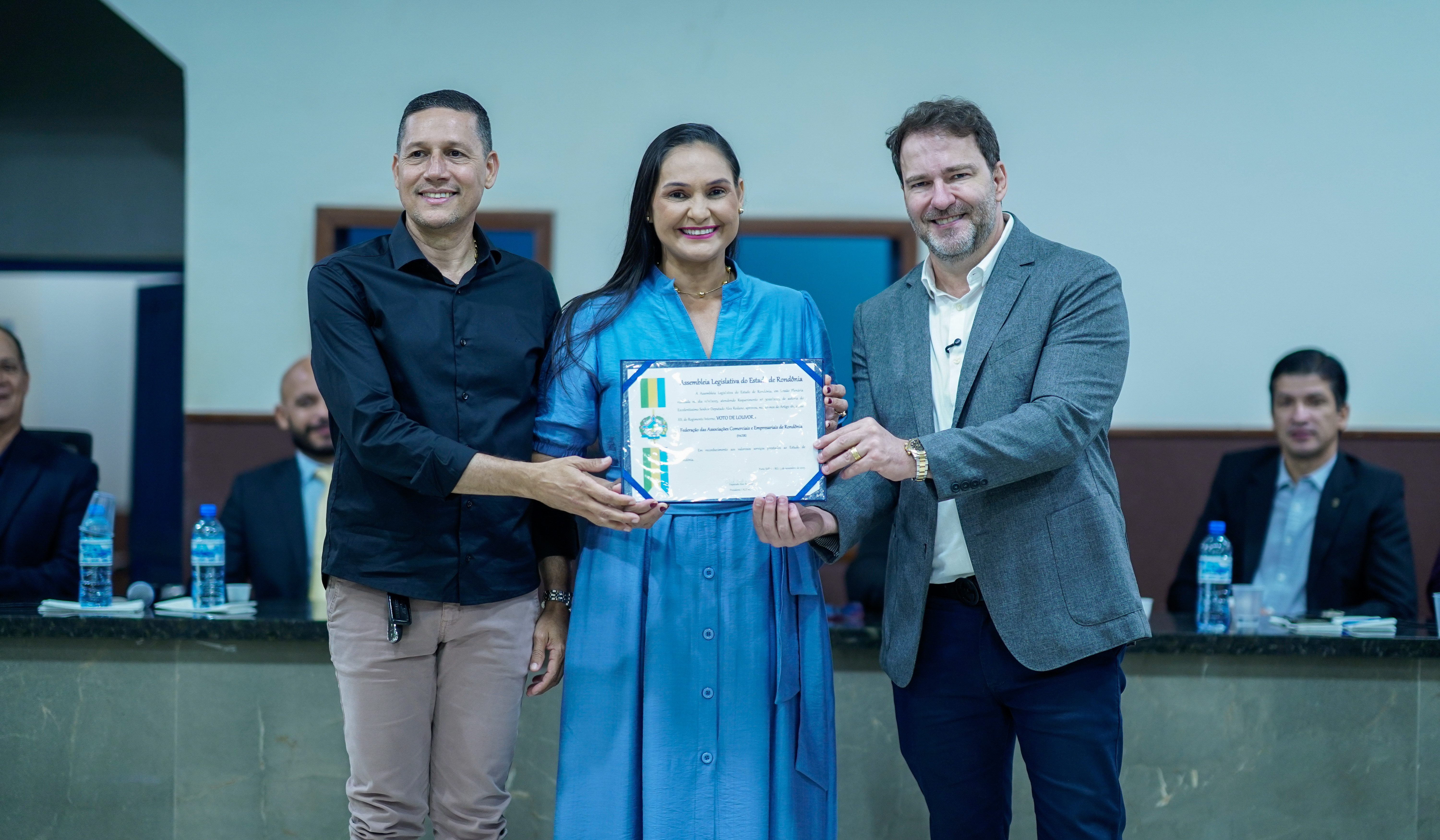 Presidente da Alero entrega voto de louvor à Facer, em Guajará-Mirim