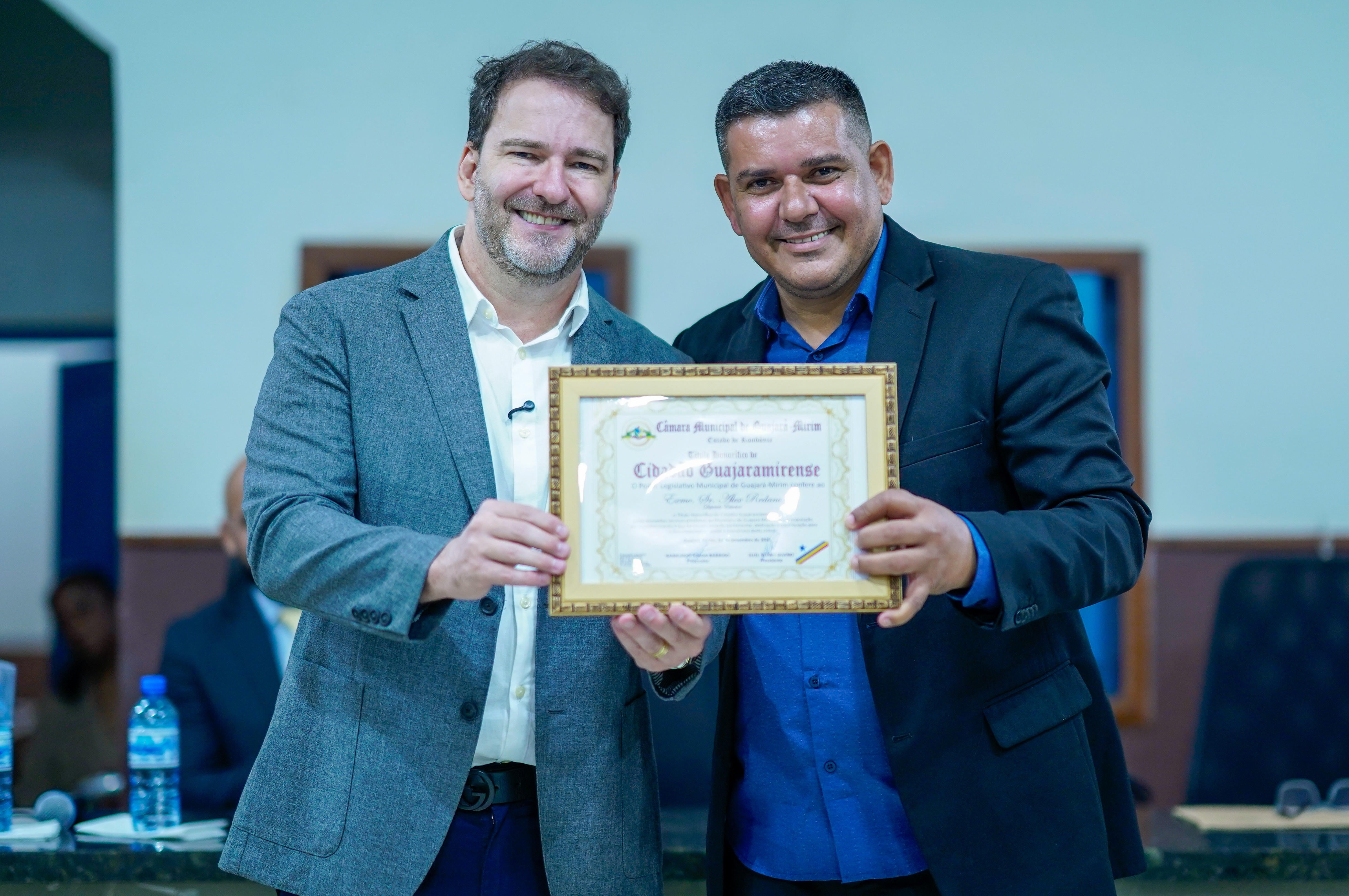 Alex Redano recebe Título de Cidadão Guajaramirense em sessão solene da Câmara Municipal