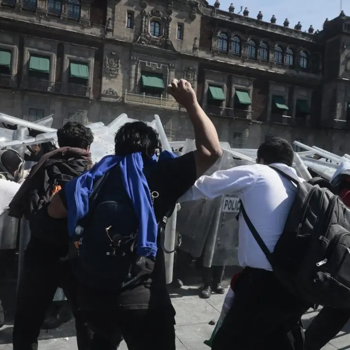 Milhares de jovens se revoltam contra governo socialista do México e pedem renúncia da presidente