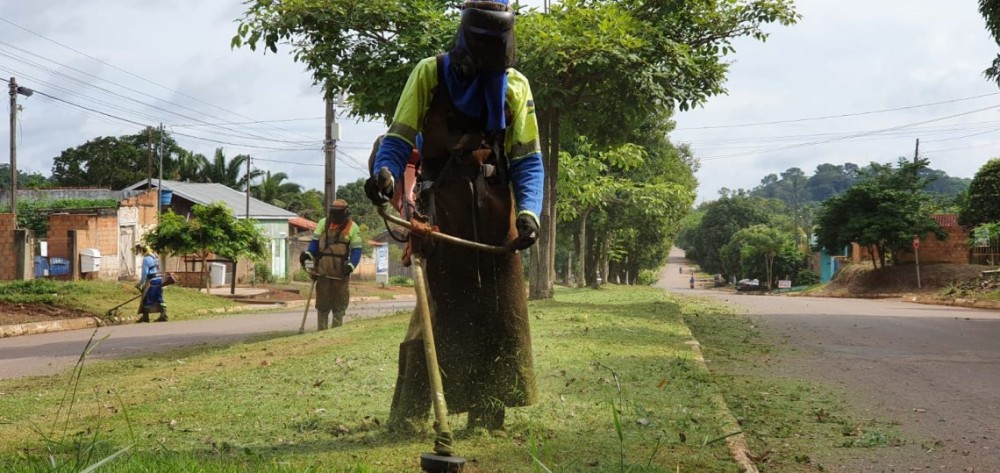 Cidade limpa: Prefeitura de Jaru realiza limpeza e manutenção de canteiros da cidade