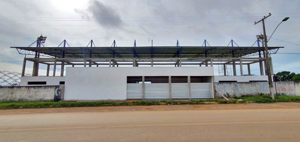 Construção da arquibancada coberta no estádio Leal Chapelão está na fase de acabamento