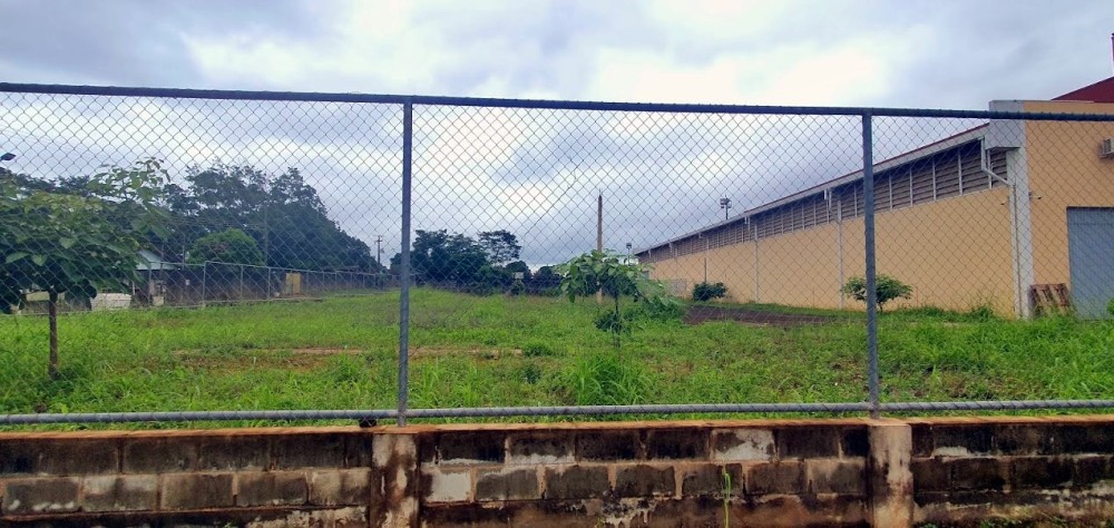 Terreno onde está o prédio do Sesi/Senai em Jaru, está cheio de mato