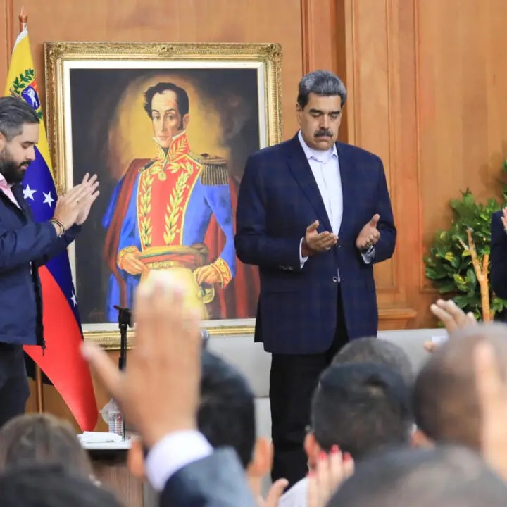 Maduro participa de oração e busca apoio de evangélicos em meio à pressão dos EUA