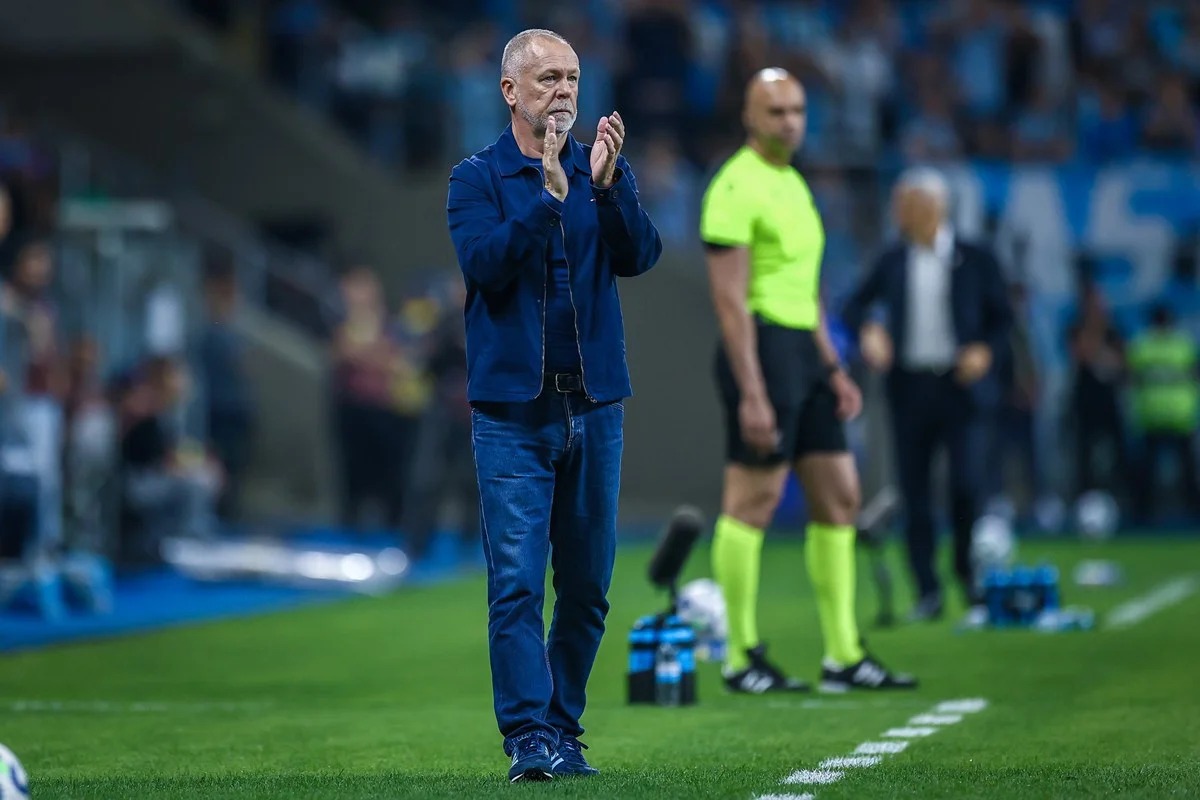 Mano elogia atuação do Grêmio e comenta sobre permanência no cargo