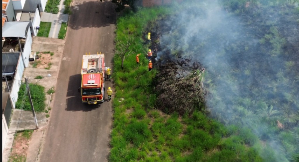 Incêndio de grandes proporções atinge o bairro Greenville e mobiliza Corpo de Bombeiros em Cacoal