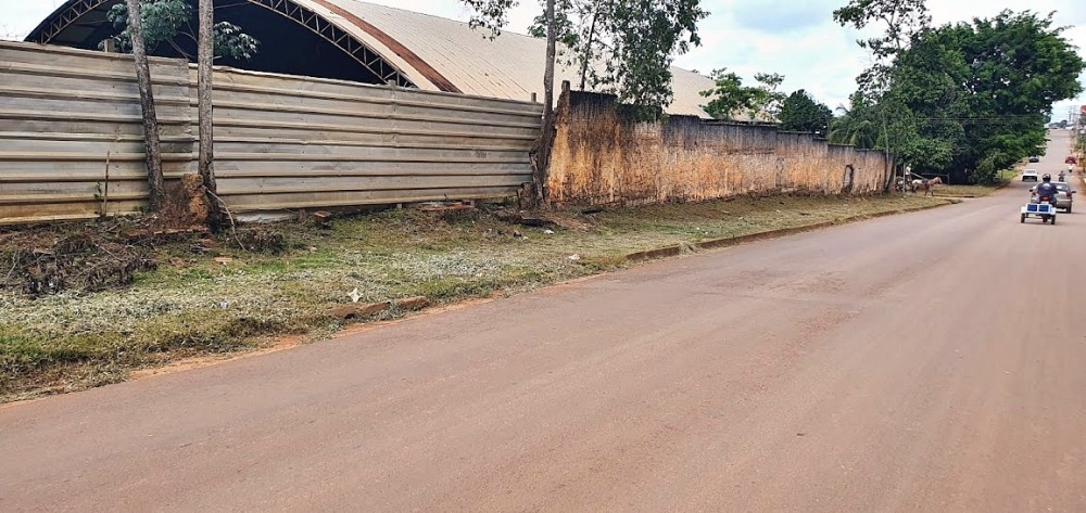 Prefeitura de Jaru, RO faz limpeza no entorno do Estádio Leal Chapelão, na sexta-feira, 31 de dezembro