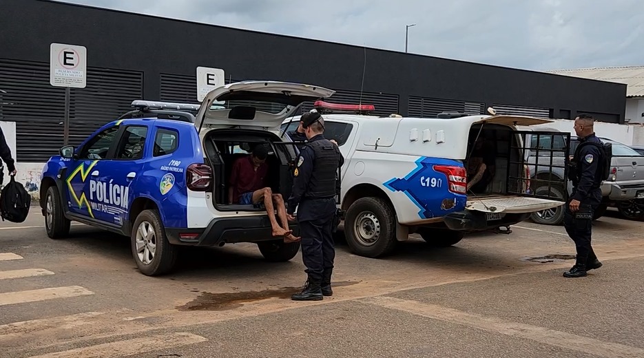 Homem é detido após causar tumulto e danificar viatura em Cacoal