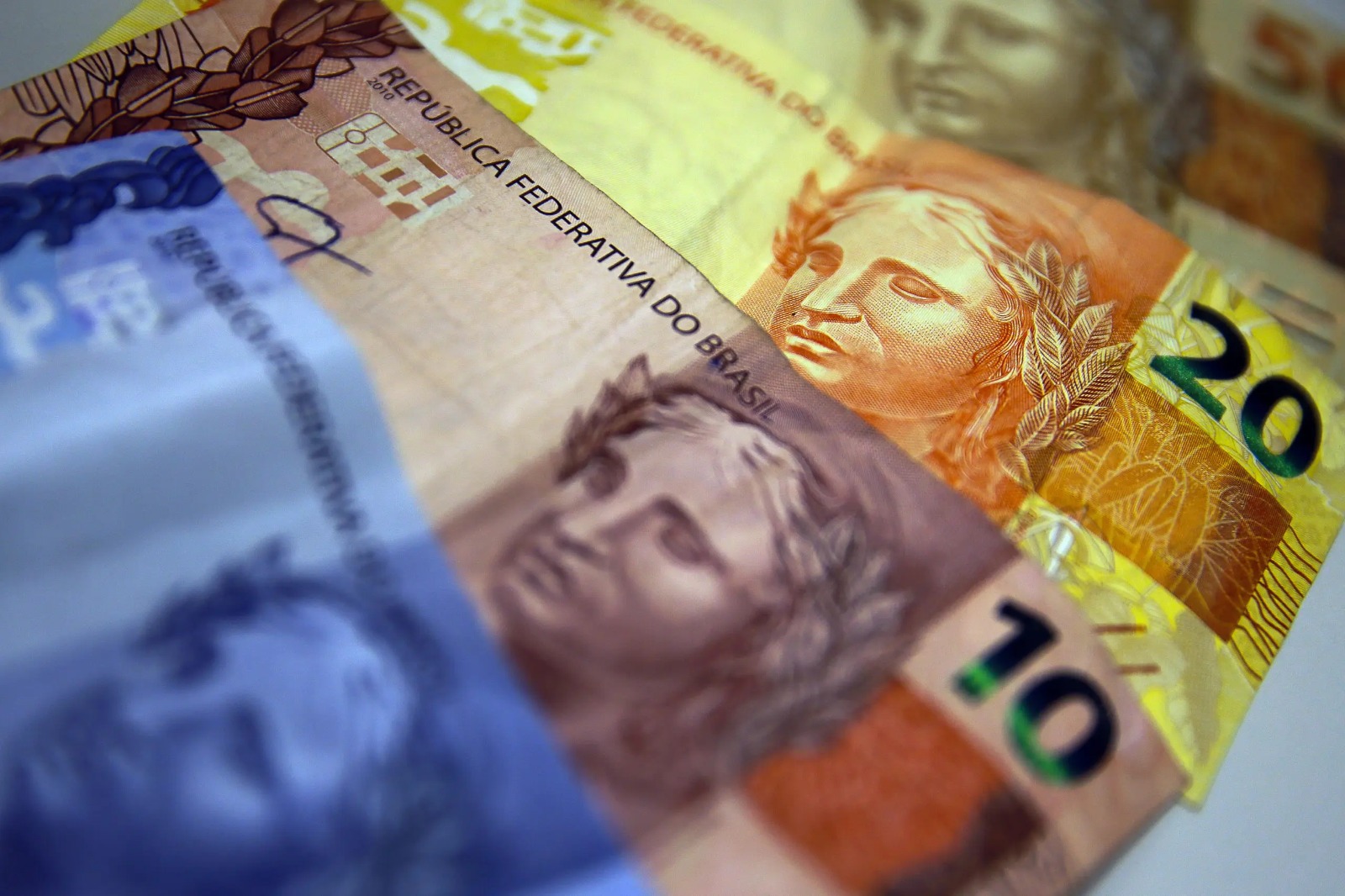 Arrecadação federal atinge recorde: R$ 2,4 trilhões; IOF é destaque entre tributos