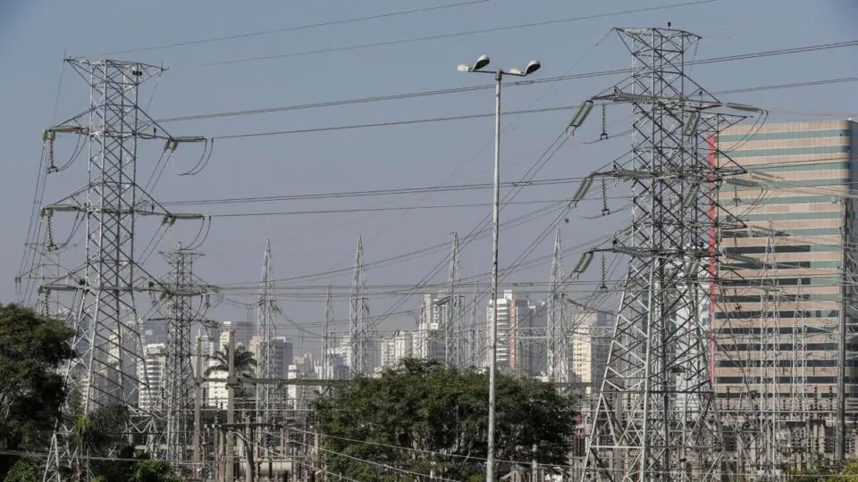 Governo veta parte da reforma do setor elétrico que geraria conta de R$ 7 bilhões aos consumidores