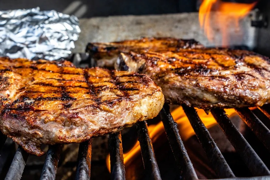 Brasileiro vai pagar mais caro pelo churrasco em 2026; entenda por que a carne bovina deve subir