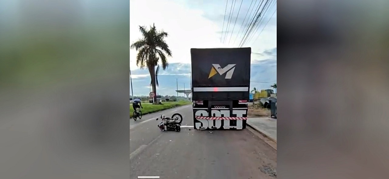 Jovem fica em estado grave após colidir na traseira de caminhão na marginal da BR-364, em Cacoal